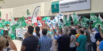 Protesta a las puertas del hospital / FOTO: CSIF