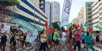 Los concentrados en Cádiz cortando el tráfico en la avenida / FOTO: CSIF