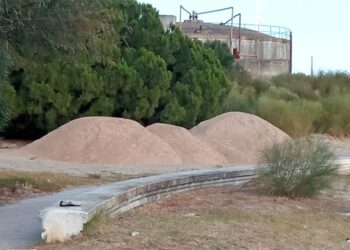 Primeros montones de arena esperando a su distribución / FOTO: Ayto.