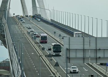 El vehículo privado, casi dueño y señor del segundo puente / FOTO: Eulogio García