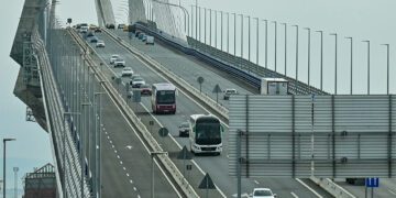 El vehículo privado, casi dueño y señor del segundo puente / FOTO: Eulogio García