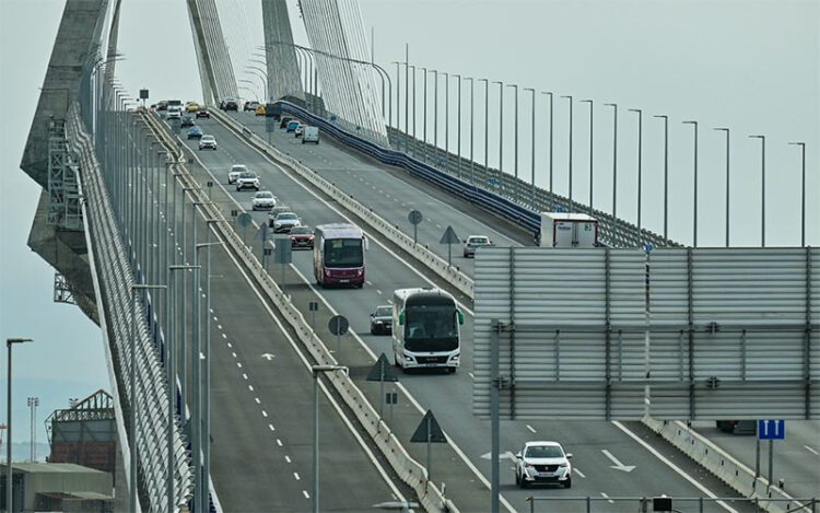 El vehículo privado, casi dueño y señor del segundo puente / FOTO: Eulogio García