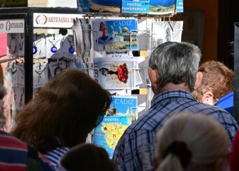 Grupo de turistas apiñados en una tienda de recuerdos / FOTO: Eulogio García