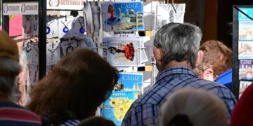 Grupo de turistas apiñados en una tienda de recuerdos / FOTO: Eulogio García