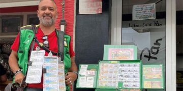 Juan Carlos, "realizado" tras vender varios cupones con premio / FOTO: ONCE