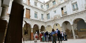 Durante la visita al edificio medio en ruinas / FOTO: Eulogio García