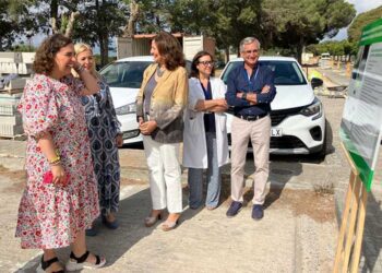 Políticos y técnicos supervisan la zona de obras / FOTO: Junta