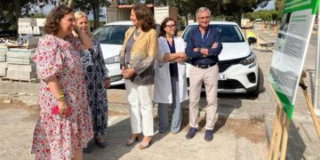 Políticos y técnicos supervisan la zona de obras / FOTO: Junta