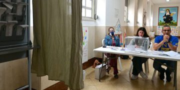 Esperando a los votantes en un colegio de la capital / FOTO: Eulogio García
