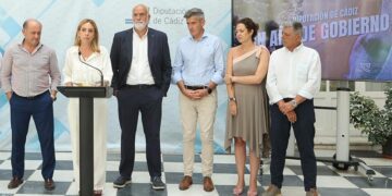 Parte del Gobierno provincial arropando a la presidenta / FOTO: Diputación