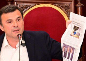 El alcalde se aferra a un recorte de prensa para contestar a la oposición / FOTO: Ayto.