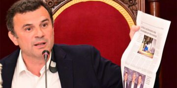 El alcalde se aferra a un recorte de prensa para contestar a la oposición / FOTO: Ayto.