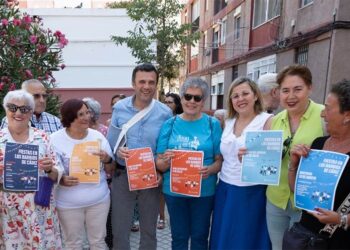Presentando los carteles en Guillén Moreno / FOTO: Ayto.