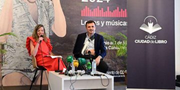 La edil de Cultura y el alcalde charlan sobre su proyecto / FOTO: Ayto.