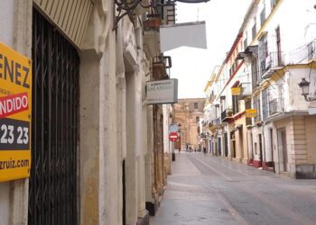 Calle céntrica con numerosas fincas a la venta / FOTO: DBC