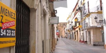 Calle céntrica con numerosas fincas a la venta / FOTO: DBC