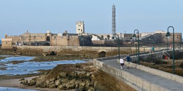 Paseando hasta la puerta del castillo, cerrado desde hace años / FOTO: Eulogio García