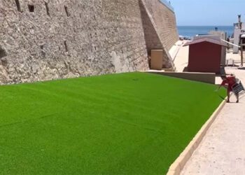 Césped colocado en uno de los laterales de la 'cuesta' / FOTO: Instagram