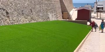 Césped colocado en uno de los laterales de la 'cuesta' / FOTO: Instagram