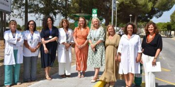 Políticos y profesionales médicos posando en la nueva parada / FOTO: Junta