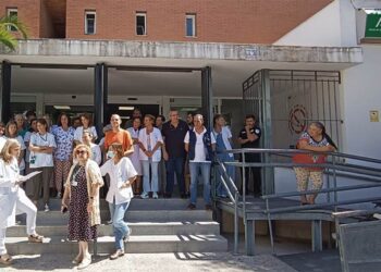 Leyendo un manifiesto a las puertas del ambulatorio / FOTO: Junta