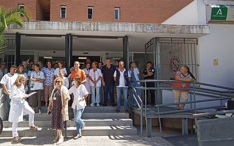 Leyendo un manifiesto a las puertas del ambulatorio / FOTO: Junta