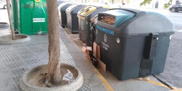 Isla de contenedores en la avenida del Puerto / FOTO: DBC
