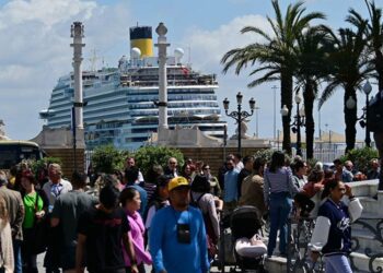 La plaza de San Juan de Dios atestada en una jornada de crucero / FOTO: Eulogio García