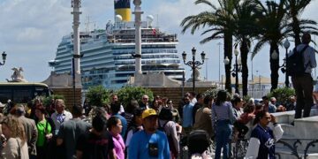 La plaza de San Juan de Dios atestada en una jornada de crucero / FOTO: Eulogio García