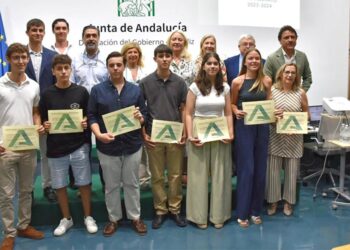 Foto de familia con los premiados / FOTO: Junta