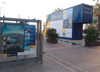 La muestra junto a dos contenedores reciclados / FOTO: DBC