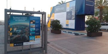 La muestra junto a dos contenedores reciclados / FOTO: DBC