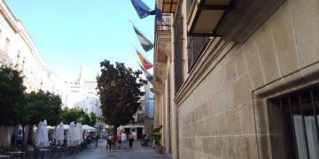 A las puertas del Consistorio jerezano / FOTO: DBC