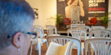 Leyendo en un descanso entre acto y acto / FOTO: José María Reyna - Ayto.