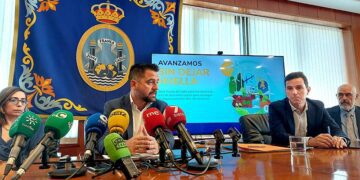 Fran González junto a representantes de Tragsa / FOTO: Zona Franca