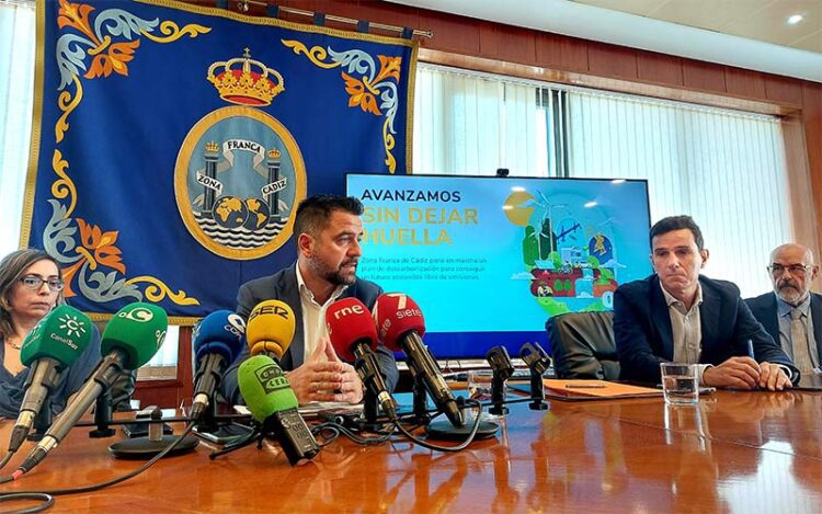 Fran González junto a representantes de Tragsa / FOTO: Zona Franca