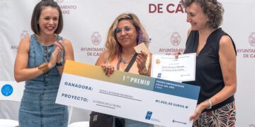 Escenificando la entrega del premio a Sonia Romero / FOTO: Ayto.