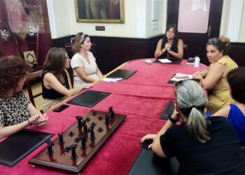 La concejala Fernández reunida con trabajadoras del servicio / FOTO: AIG
