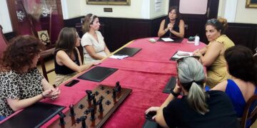 La concejala Fernández reunida con trabajadoras del servicio / FOTO: AIG