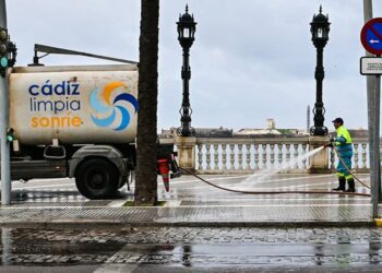 Baldeando en la zona de La Caleta / FOTO: Eulogio García
