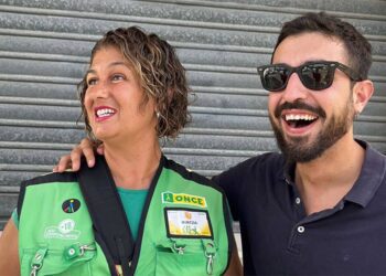 Sola con Mirtza, ahora vendedora de cupones en Puerto Real / FOTO: ONCE