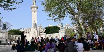 Actividad con escolares en el entorno del monumento a las Cortes / FOTO: Eulogio García