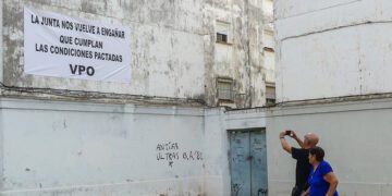 Nueva pancarta reivindicativa en la barriada / FOTO: Eulogio García