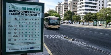 Esperando el bus urbano en la capital / FOTO: Eulogio García