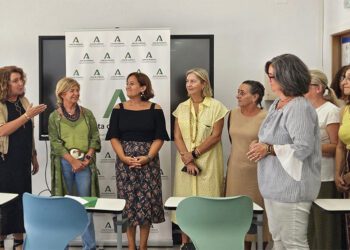 Paredes y su comitiva curiosea una de las nuevas aulas / FOTO: Junta