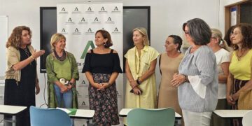Paredes y su comitiva curiosea una de las nuevas aulas / FOTO: Junta