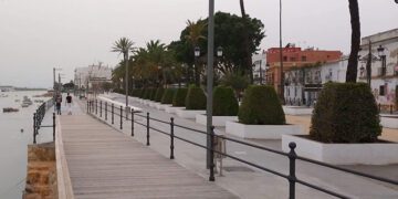 La zona verde del nuevo paseo fluvial si se mantiene cuidada / FOTO: DBC