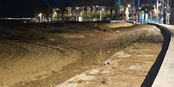 Una de las fotos (nocturnas) que aporta el PSOE para denunciar el estado de las playas