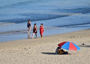 Caminata mañanera por la orilla / FOTO: Eulogio García
