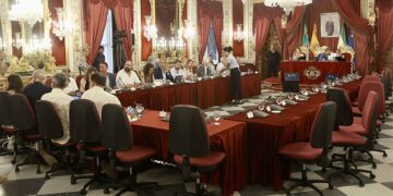 Momento en el que la bancada del PSOE abandona el pleno / FOTO: Diputación